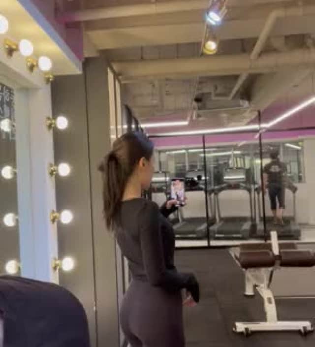 재질이 너무 부드러운데 도톰해서 좋았어요. 핏도 너무 타이트하지않고 예쁘게 흘러내리