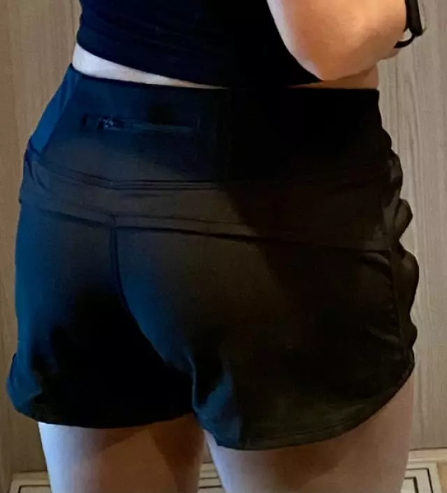 늘어나지 않은 짱짱한 소재랑 마감처리로 입었을때도 뒷태도 이쁘고 맘에들어요! 운동할