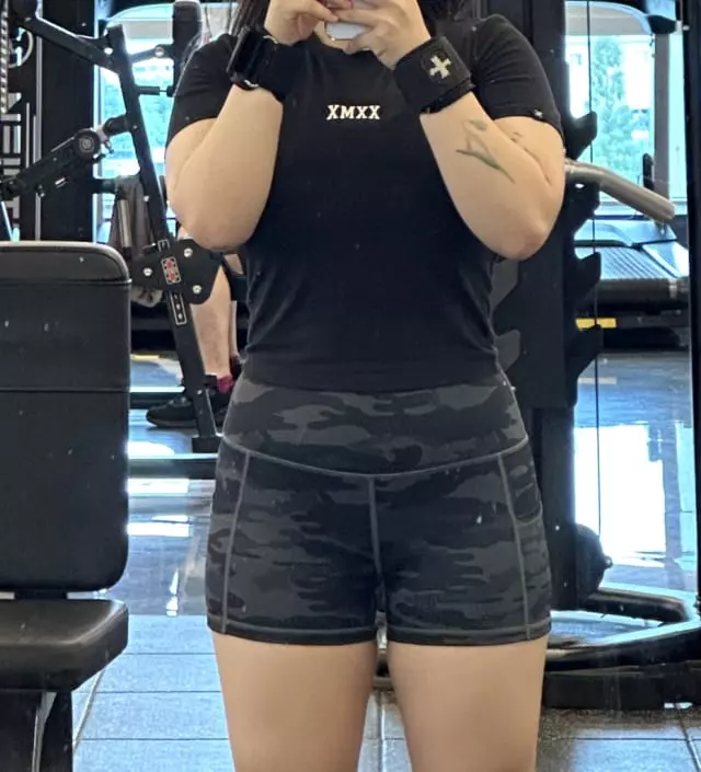 쫀쫀하고 레깅스 안에 자국도 전혀 없어서 매일 입을 거 같습니다 :)
