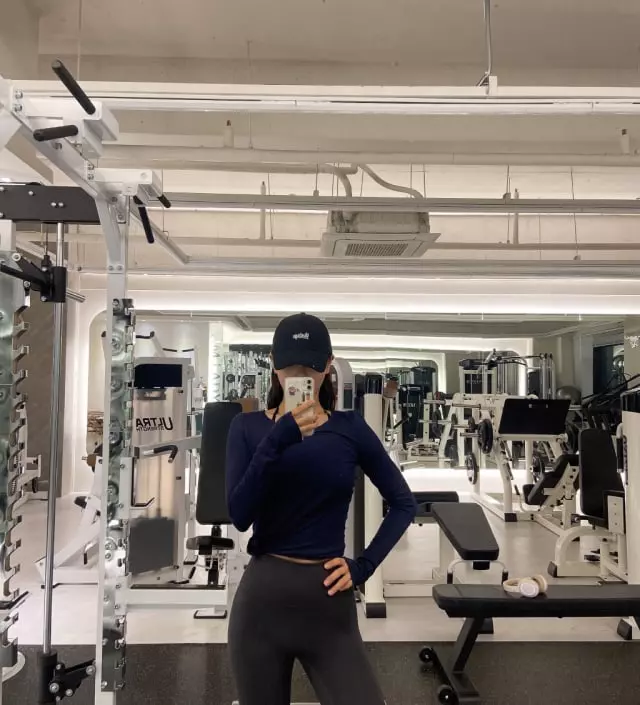 부드러운 소재로 입었을때 정말 가벼워요.땀이 나도 금방 마르는 소재이고 무엇보다 운