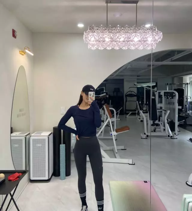 부드러운 소재로 입었을때 정말 가벼워요.땀이 나도 금방 마르는 소재이고 무엇보다 운