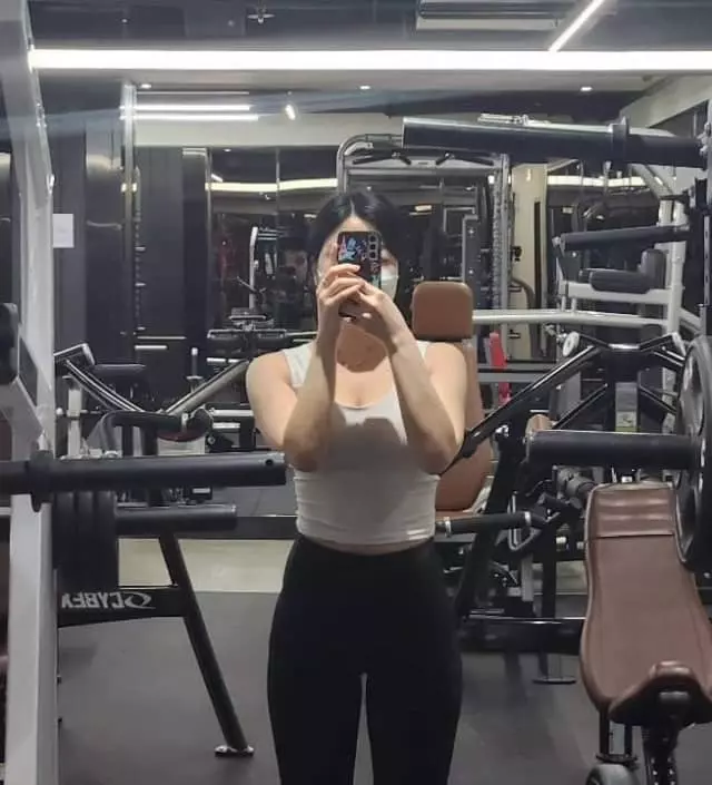 레깅스 위로 팬티라인으로 엉덩이살 주름지는 게 너무 신경쓰여 티팬티 착용하는데 너무