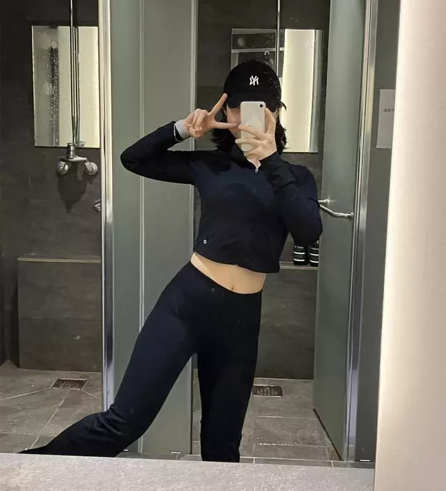 레깅스가 엄청 편하고 쫀쫀해서 운동하는 내내 너무 좋았어요 ! 재질도 맨들맨들해서 보