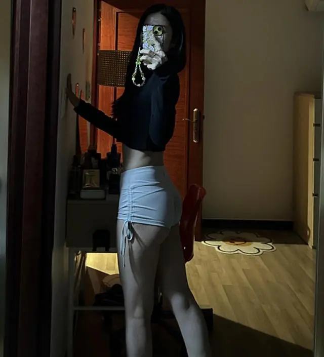 바디라인을 잘 보여줘서 바디체크 할때 입기 너무 좋은거 같아요 ♡ 홈트할때 거울 보면