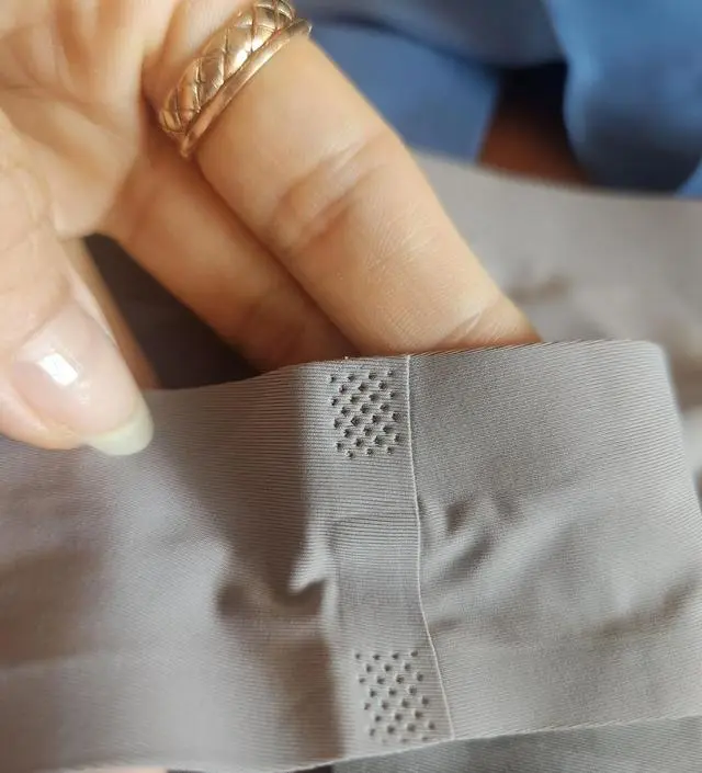 블랙.스킨 색상 써보고 있는 속옷 싹다 교체했습니다.
