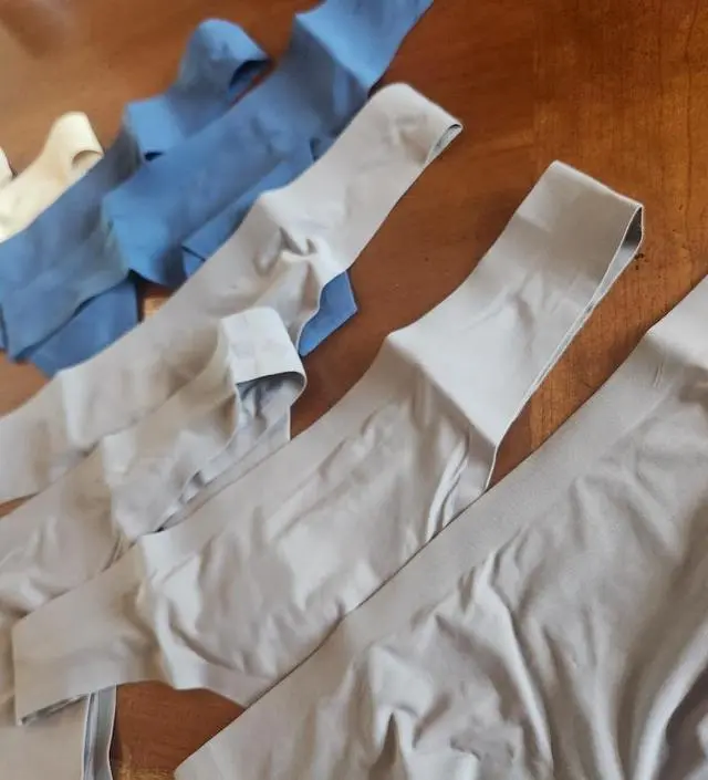 블랙.스킨 색상 써보고 있는 속옷 싹다 교체했습니다.
