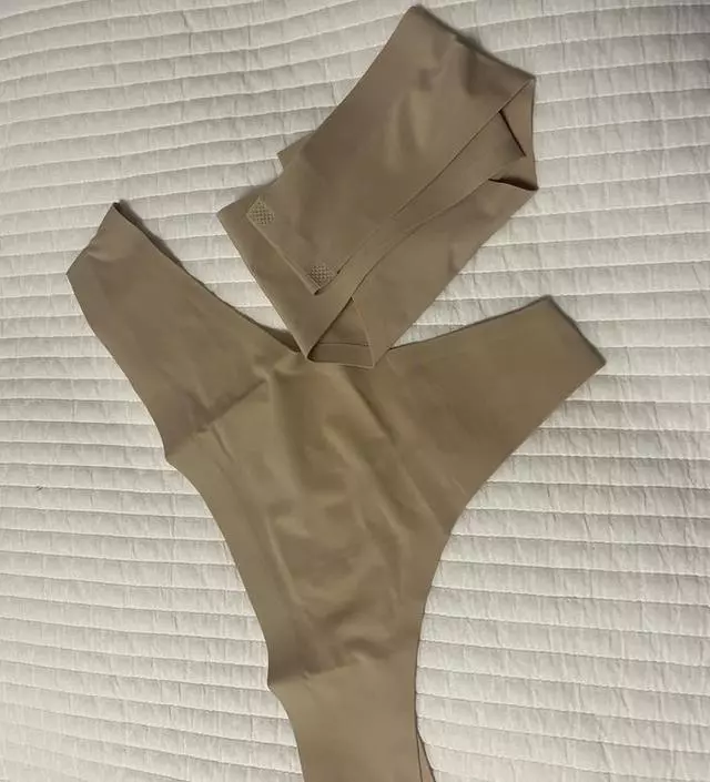 [네이버 스마트스토어 리뷰] T팬티 이전에 구매했던건 심리스가 아니라 그대로 비쳤는데 이건 안 비치네요
