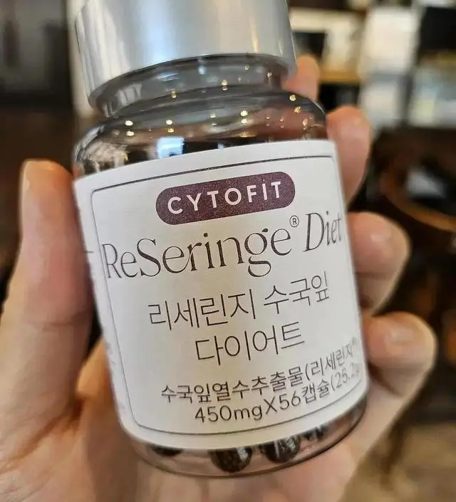 먹기 편하고 성분도 괜찮은 것 같아요 꾸준히 먹으면 효과 있을 것 같은데 피부도 좀 좋