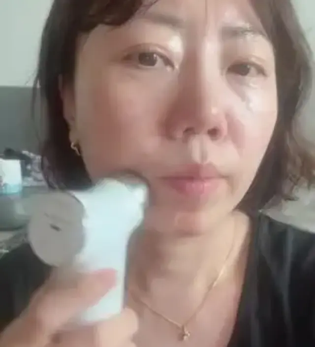 받고 잘 사용하고 있어요 사용 후 얼굴이 촉촉해지고 광이나네요 다음 날까지 유지되는