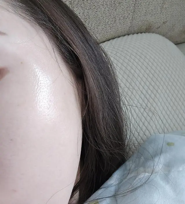 배송 도착한 뒤로 매일 저녁에 사용 중 인데 피부가 좋아지는 듯 해서 만족스러워요^^
