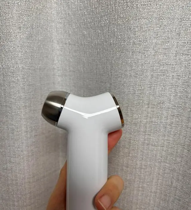 제품을 설연휴전에 받아 매일 수분 모드로 사용하고 있습니다. 최근에 여드름이 하나 생