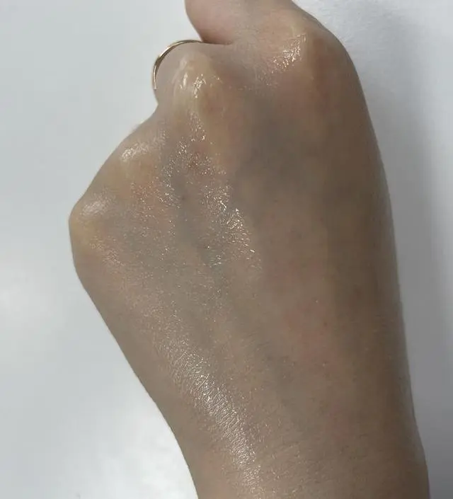 흡수력이 좋아 엄청 촉촉하고 다른 화이트미백 제품 바르면 피부가 따갑고 트러블도 생