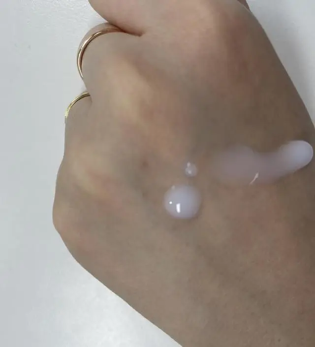 흡수력이 좋아 엄청 촉촉하고 다른 화이트미백 제품 바르면 피부가 따갑고 트러블도 생