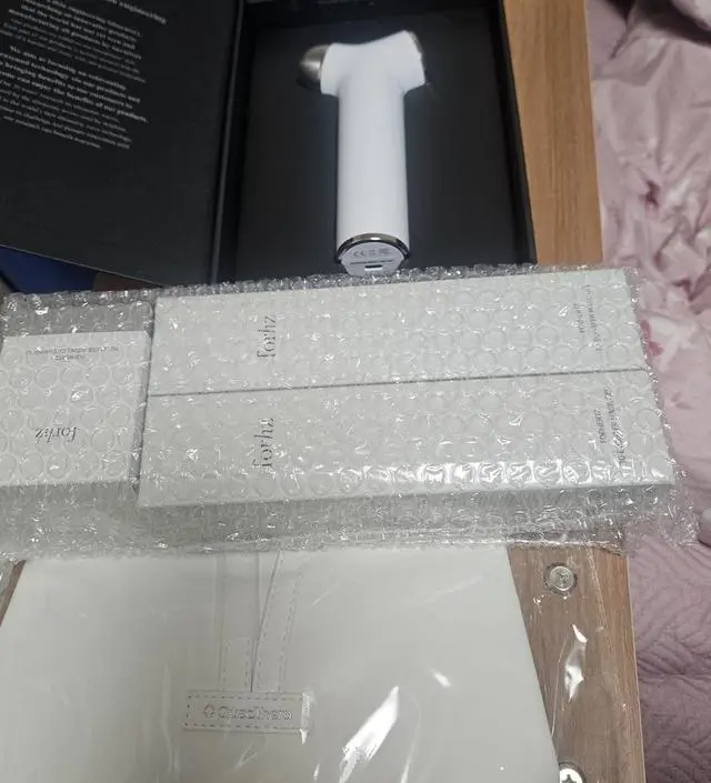 씰이 뜯겨있고 구성품 이슈가 있었지만 
