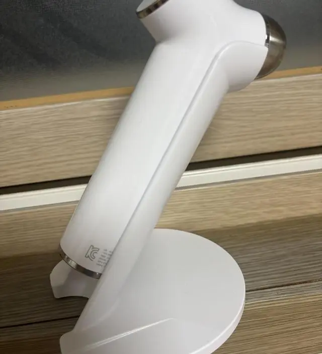쿼드쎄라 샀을 때 거치대가 품절이라서 없었어요. 없으면 없는 대로 그냥 썼는데 화장대