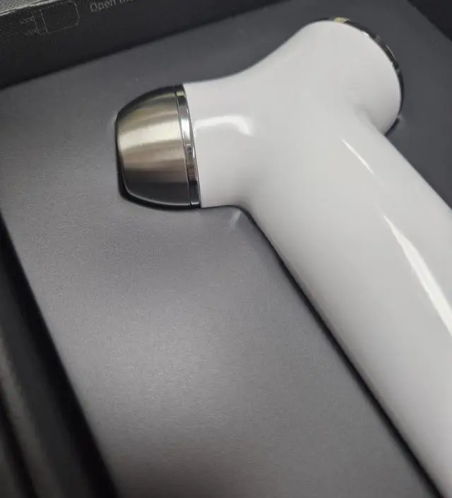 뷰티디바이스를 고르고 고르다 일년전 부터 눈여겨 봤던 기기를 구입하게 되었어요.
