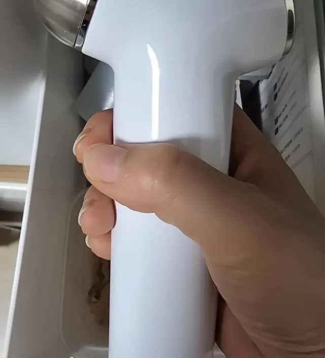 충전기 꼽을 때마다 스파크가 튑니다 이러다 불나는거 아닌가 모르겠네요ㅡㅡ??? 여기저