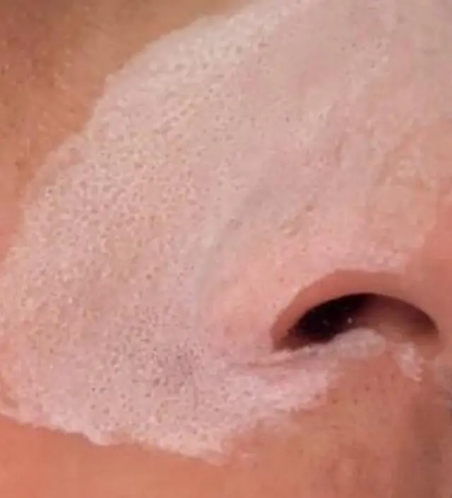 조금만 짜서 문지러도 거품이 많이 올라오네요! 블랙헤드 클렌저 이런 거는 처음 사용 