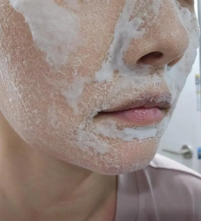 마른 피부에 펴바르면 거품이나는데
