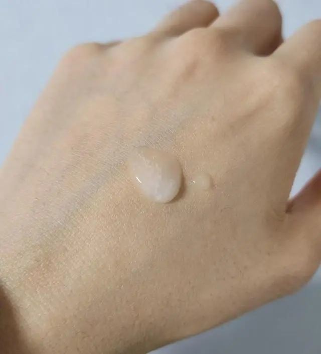 바르면 거품이 올라오구요. 블랙헤드랑 화이트헤드 개선은 잘 모르겠고요. 모공 조여주