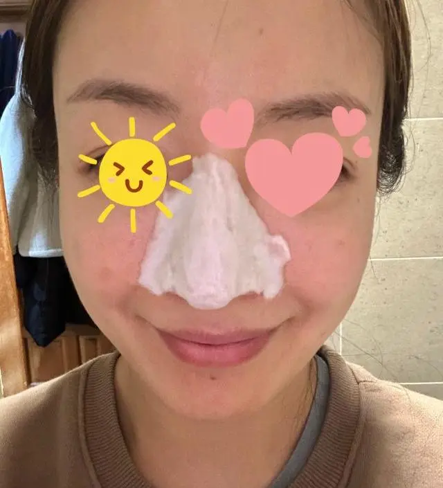 코 위에 바르면 몇 초 뒤에 거품이 부글부글 올라오면서 피지를 씻어 주는 느낌이에요~