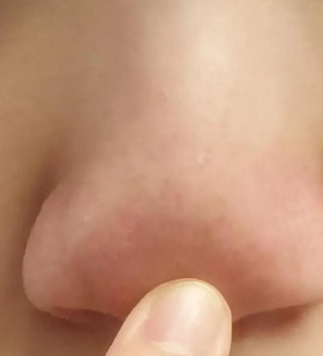 화장을 했을 때에 피부 모공이 자꾸 보이고, 매끄러운 표현이 안돼서 고민이라 다른 코