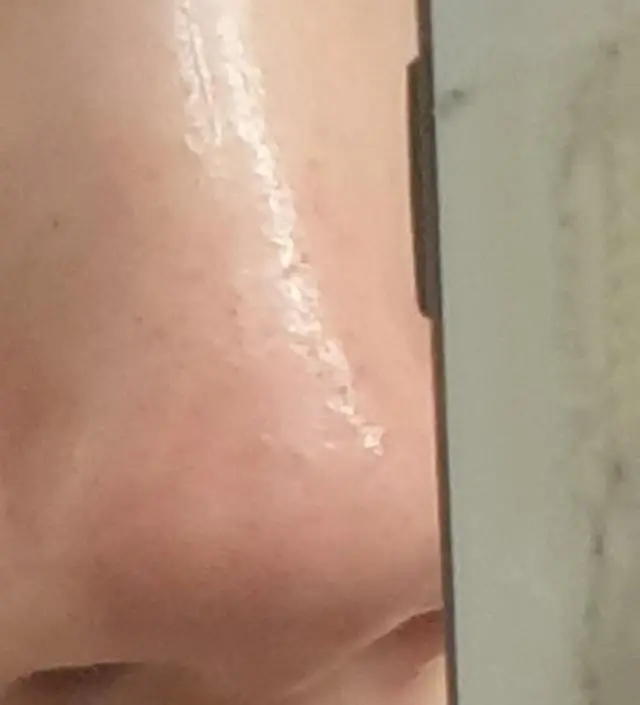 화장을 했을 때에 피부 모공이 자꾸 보이고, 매끄러운 표현이 안돼서 고민이라 다른 코
