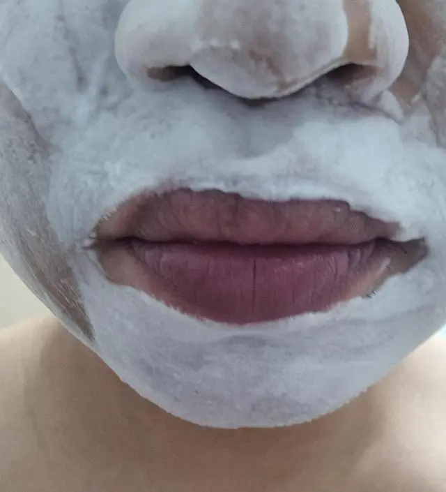 처음 사용할때 후기들을 보면서 반심반의한 상태에서 사용해봤습니다. 코에 검은 피지가