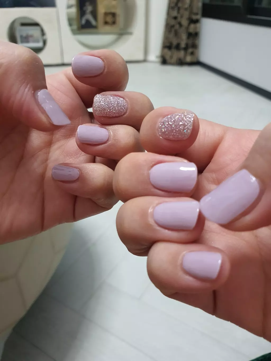 예뻐요... 역시 기대했던것만큼 맘에 쏙 듭니다. 손톱이 원래 약한데 오호라붙이면 그나