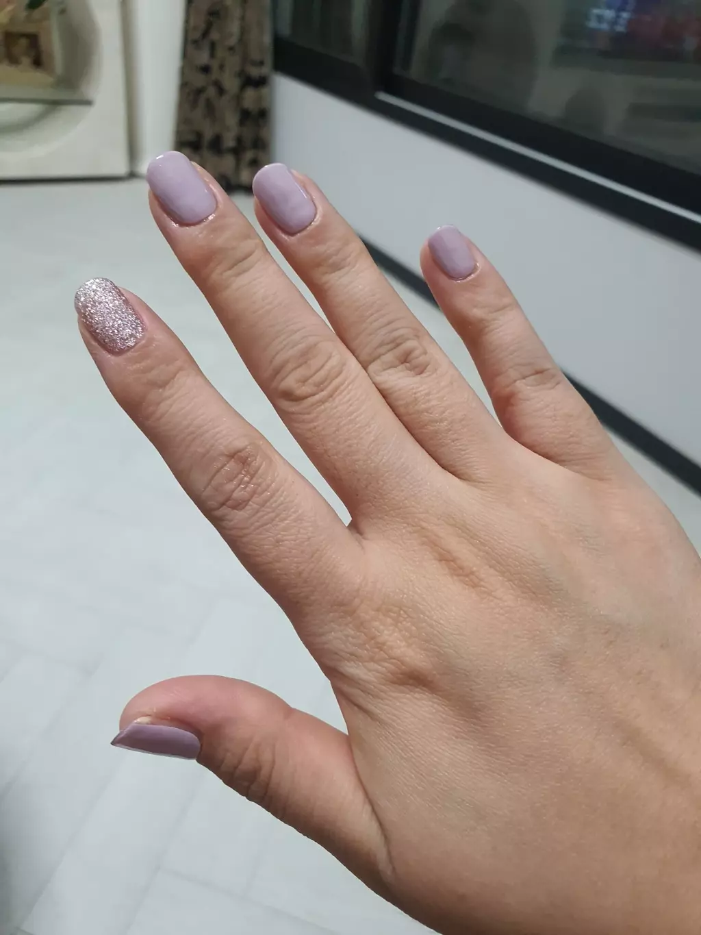 예뻐요... 역시 기대했던것만큼 맘에 쏙 듭니다. 손톱이 원래 약한데 오호라붙이면 그나