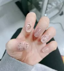 항상 네일샵을 다니며 맨손톱으로 다녀본적이 없었는데 이번에 임신을 한 후 맨손톱으로