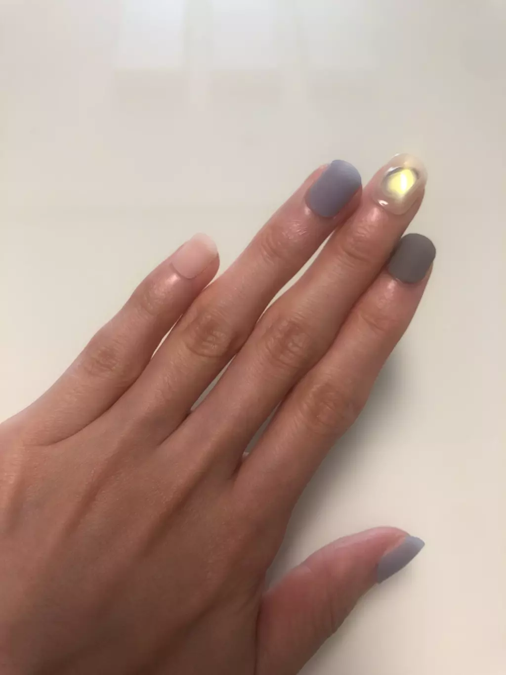 색감이 너무 예뻐요. 가을 겨울에 잘 어울리는 색이예요. 특히 조약돌파츠가 너무 예뻐