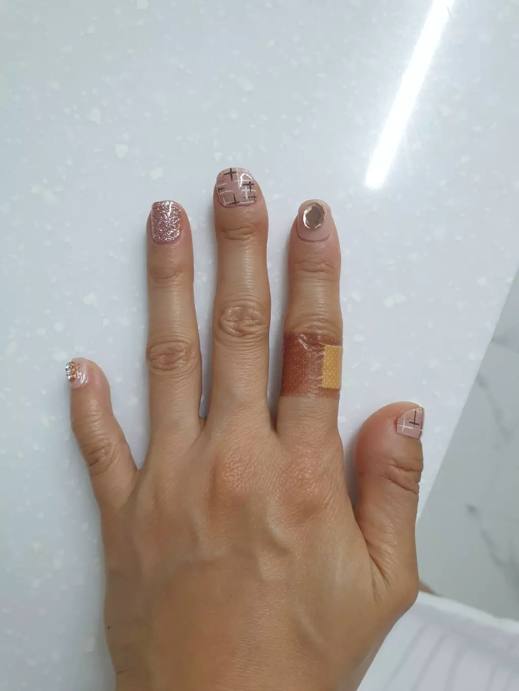 손가락이 아~~주 못 생겨서...ㅡㅡ 셀프로 많이 했는데...단지증 손가락이라... 팁은 엄
