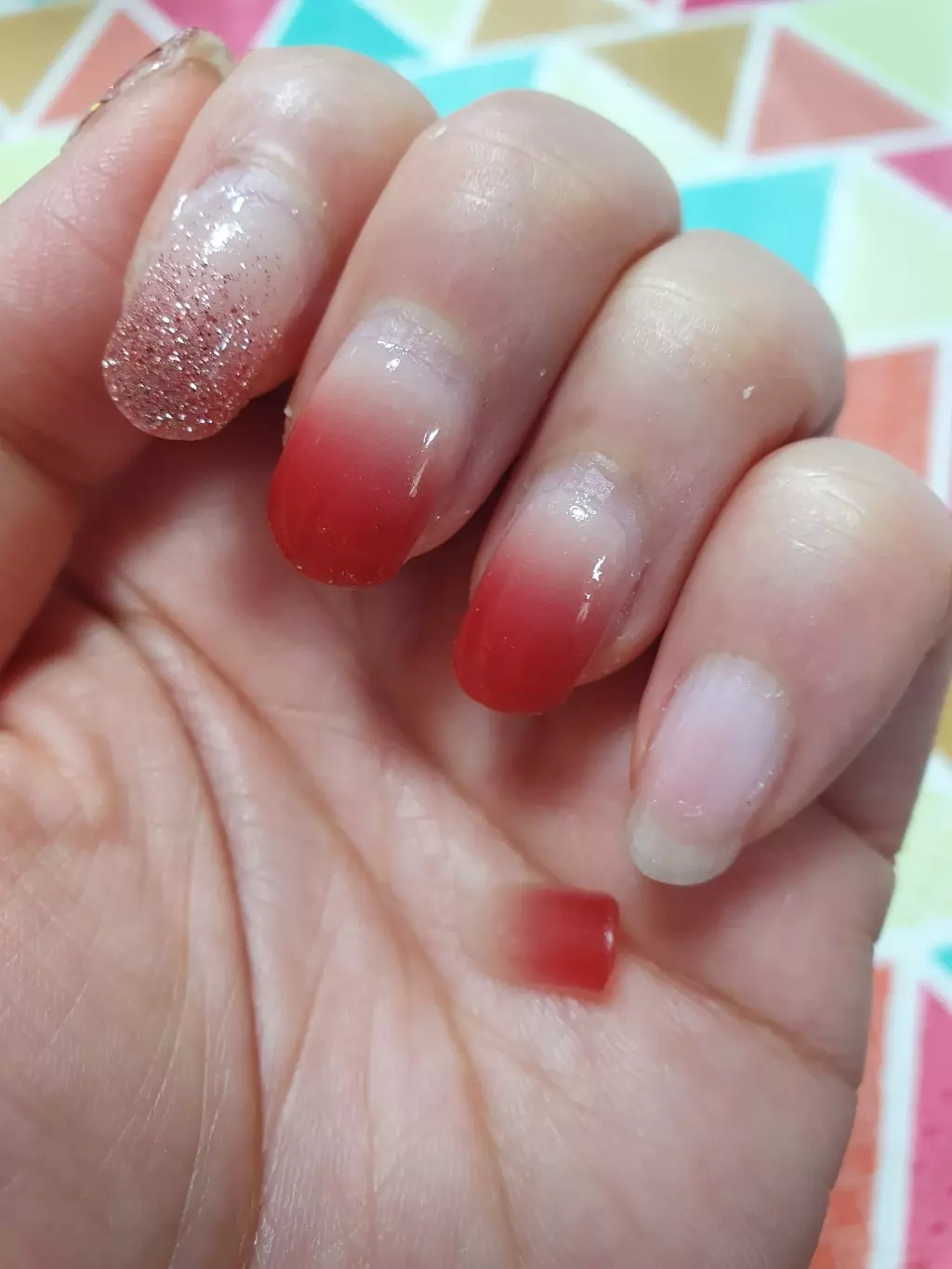 10일지나니 손톱에 머리카락이 살짝씩 껴서

