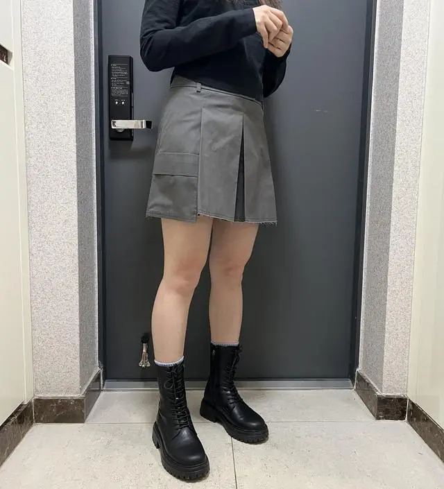 Tuck Point Mini Skirt in Khaki VW4AS325-42 - 레이브